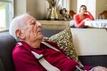 Почему пожилые люди много спят: Пожилой человек все время сп